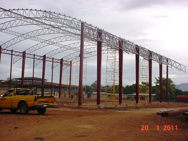 Enorme estructura de hierro que albergara Gimnasio Multiuso